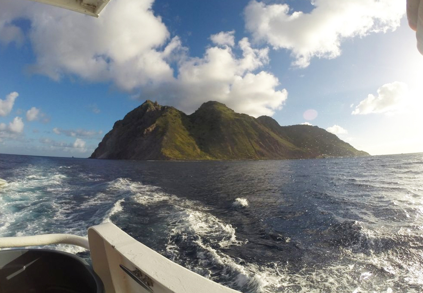 Impression of the working conditions with the island of Saba in the background. Photo: Oscar Bos